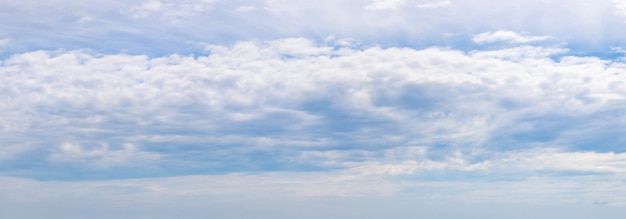 Panorama van een bewolkte hemel, dikke witte wolken opgesteld