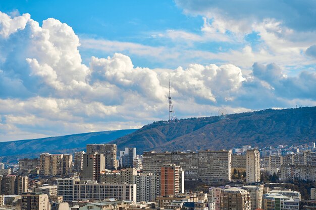 Panorama van een dichtbevolkte stad. Tbilisi stadslandschap van bovenaf.