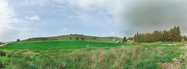 Panorama van een groen veld tegen een achtergrond van wolken in Israël