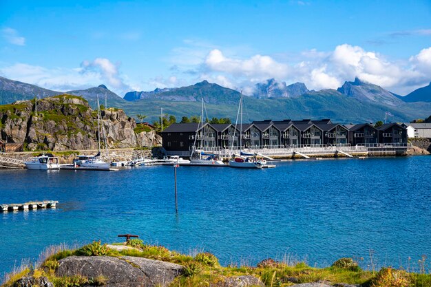 panorama van een klein dorp met een jachthaven op de lofoten-eilanden in noorwegen, de noorse fjorden