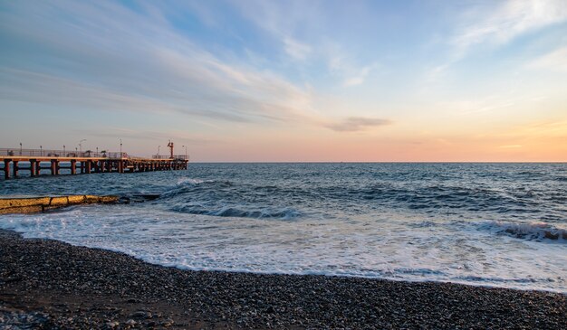 Panorama van een prachtige zee-zonsondergang in de zomer aan de Zwarte Zee