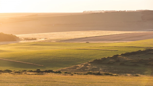 Panorama van Engels platteland bij zonsondergang