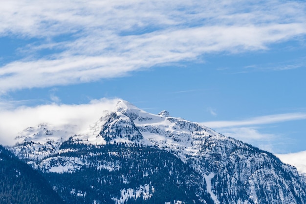 Panorama van enorme bergen bedekt met sneeuw british columbia canada