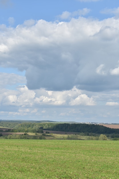 Panorama van groot veld en wolken