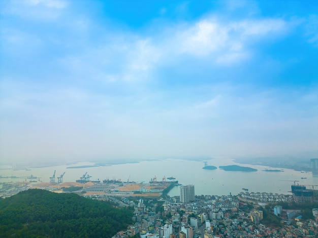 Panorama van Ha Long City Vietnam met Sun World Halong-park en Bai Chay-brug Nabij Halong-baai UNESCO-werelderfgoed Uitzicht vanaf de baai van Cua Luc naar de baai van Ha Long