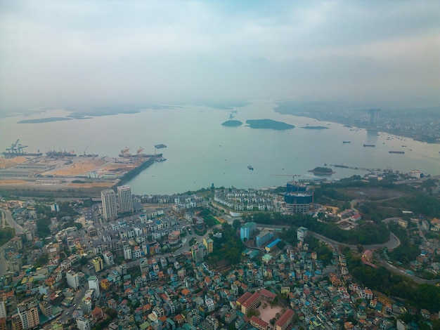 Panorama van Ha Long City Vietnam met Sun World Halong-park en Bai Chay-brug Nabij Halong-baai UNESCO-werelderfgoed Uitzicht vanaf de baai van Cua Luc naar de baai van Ha Long