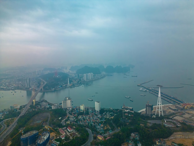 Panorama van Ha Long City Vietnam met Sun World Halong-park en Bai Chay-brug Nabij Halong-baai UNESCO-werelderfgoed Uitzicht vanaf de baai van Cua Luc naar de baai van Ha Long