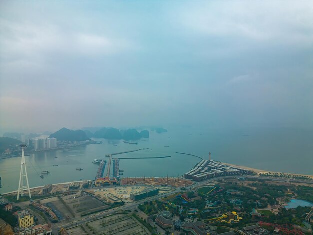 Panorama van Ha Long City Vietnam met Sun World Halong-park en Bai Chay-brug Nabij Halong-baai UNESCO-werelderfgoed Uitzicht vanaf de baai van Cua Luc naar de baai van Ha Long