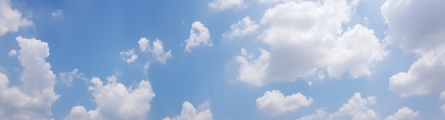 Panorama van heldere blauwe hemel met witte wolk