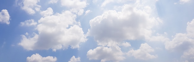 Panorama van heldere blauwe hemel met witte wolken.