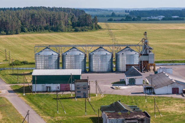 Panorama van het agro-industriële complex met silo's en een graandrooglijn voor het drogen, reinigen en opslaan van graangewassen