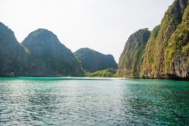 Panorama van het beroemde Phi Phi-eiland in Thailand met zee, boten en bergen in een prachtige lagune waar de strandfilm werd gefilmd