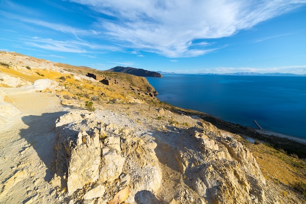 Panorama van het eiland van de zon, het Titicacameer, Bolivia