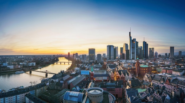 Panorama van het financiële district van Frankfurt bij de zomerzonsondergang