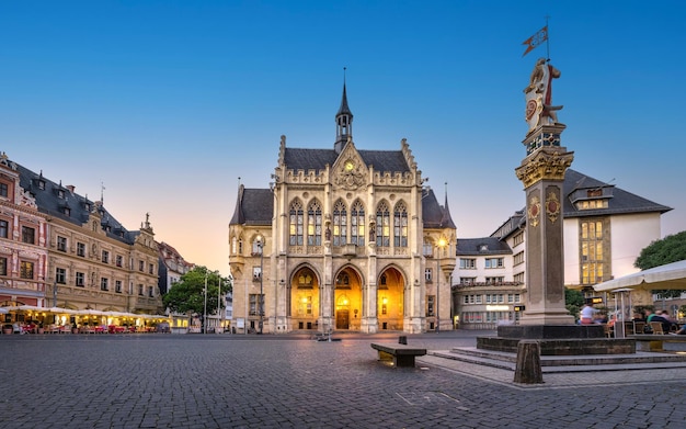 Panorama van het Fischmarkt-plein met het historische stadhuis in Erfurt