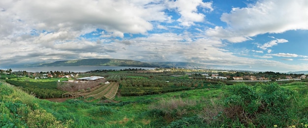 Panorama van het Kinneret-meer op de achtergrond van mooie wolken in Israël