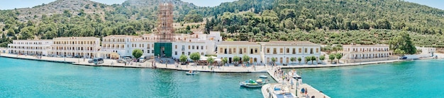 Panorama van het klooster van Sint-Aartsengel Michaël door uitzicht op de heuvel vanuit de haven op het eiland Symi in Griekenland