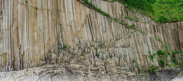 Panorama van het kustlandschap van het eiland kunashir bij kaap stolbchaty met zuilvormige basaltrotsen