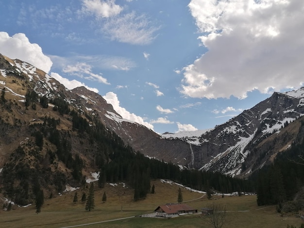 Foto panorama van het landschap en de bergen tegen de hemel