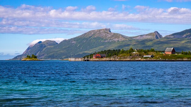 panorama van het landschap van het senja-eiland, noord-noorwegen, kleine kleurrijke huizen aan de kust