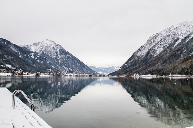 Panorama van het meer en de winter bergen in de Alpen