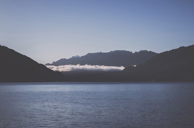 Panorama van het meer van Thun en de bergen in de stad Spiez, Zwitserland, Europa. Blauwe lucht en zonnig ochtendzomerlandschap