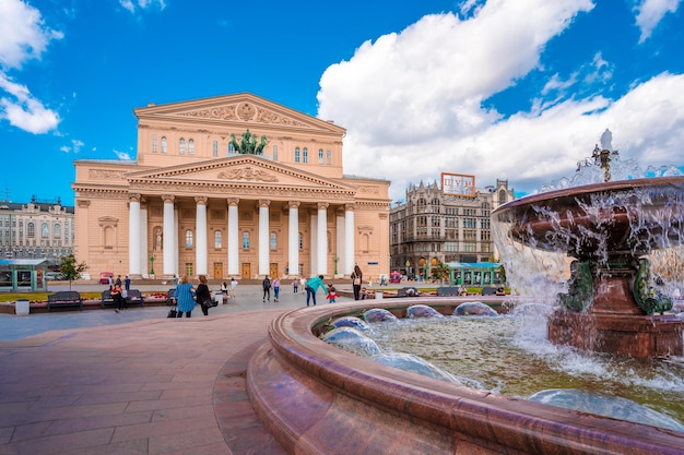 Panorama van het plein voor het Bolshoibig-theater in de ansichtkaartweergave van Moskou, Rusland