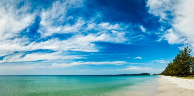 Panorama van het strand van Sihanoukville met prachtige lucht cloudscape Cambodja