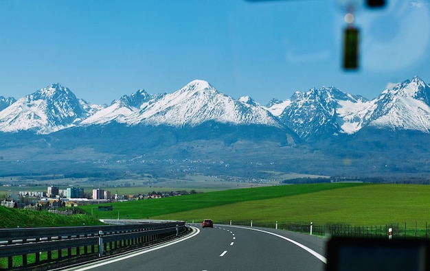 Panorama van het Tatra-gebergte in de lentetijd