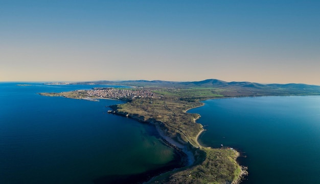 Panorama van het uitzicht vanaf een hoogte aan de kust, gewassen door de zwarte lucht in Bulgarije