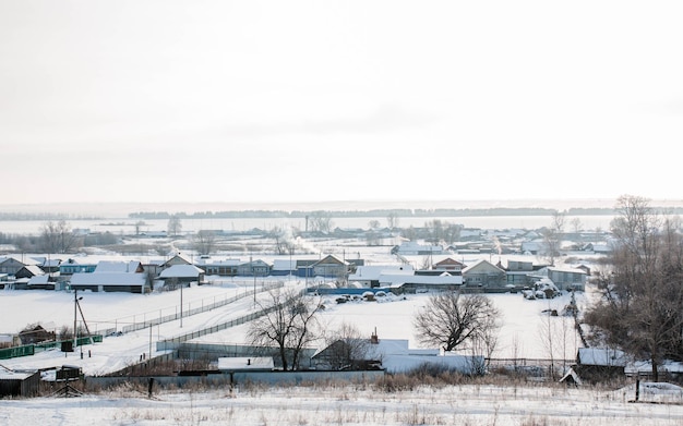 Panorama van het winterdorp in de sneeuw