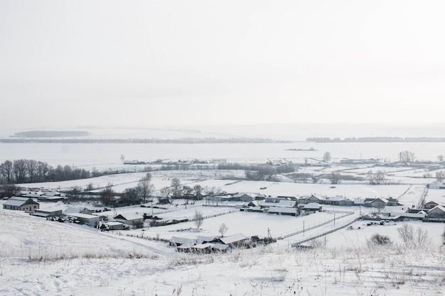 Panorama van het winterdorp in de sneeuw