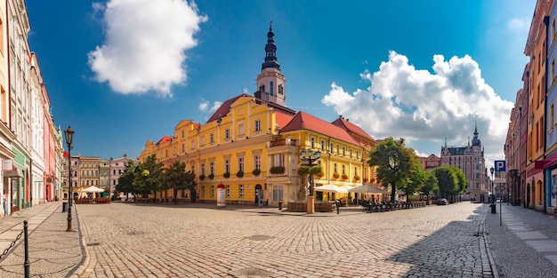 Panorama van het zonnige marktplein in de oude stad van Swidnica Silezië Polen