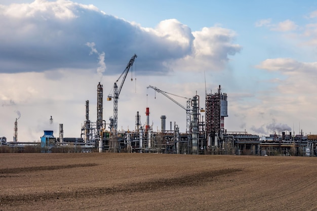 Panorama van industrieel landschap milieuvervuiling afval van thermische elektriciteitscentrale Grote pijpen van fabrieksfabriek in de chemische industrie