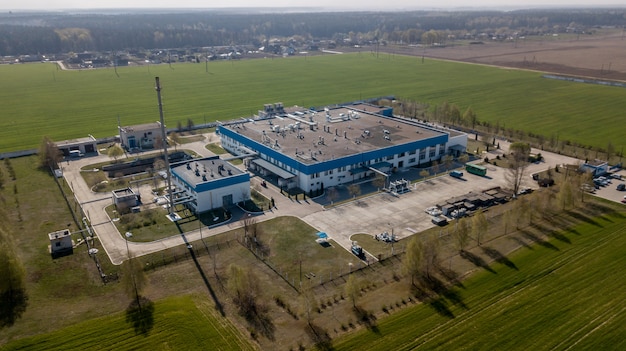 Panorama van industriële gebouwen tegen de hemel