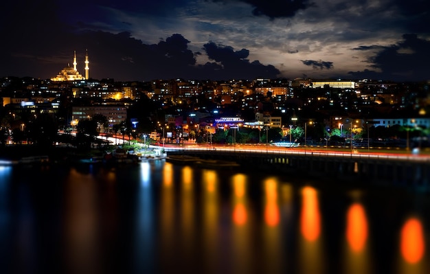 Panorama van Istanbul 's nachts, Istanbul, Turkije