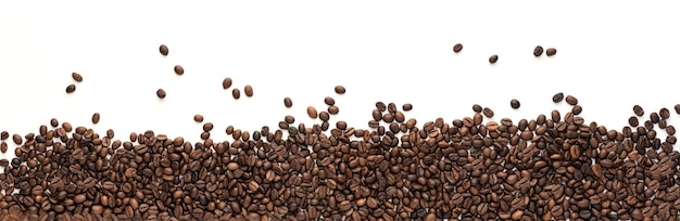 Foto panorama van koffiebonen geïsoleerd op witte achtergrond