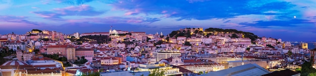 Foto panorama van lissabon vanaf het uitkijkpunt miradouro de sao pedro de alcantara lissabon portugal
