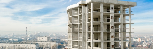 Panorama van luchtfoto van betonnen frame van hoog flatgebouw in aanbouw in een stad