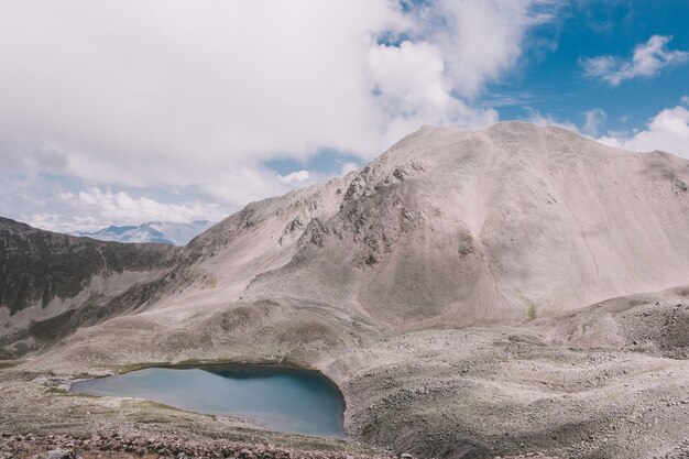 Panorama van meerscènes in bergen, nationaal park Dombay, Kaukasus, Rusland, Europa. Dramatische blauwe lucht en zonnig landschap in de zomerdag