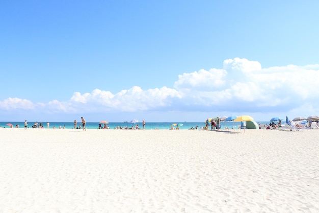 Panorama van mensen op het strand tegen de lucht