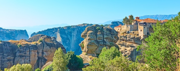 Panorama van Meteora met klooster van Varlaam, Griekenland - Grieks panoramisch landschap