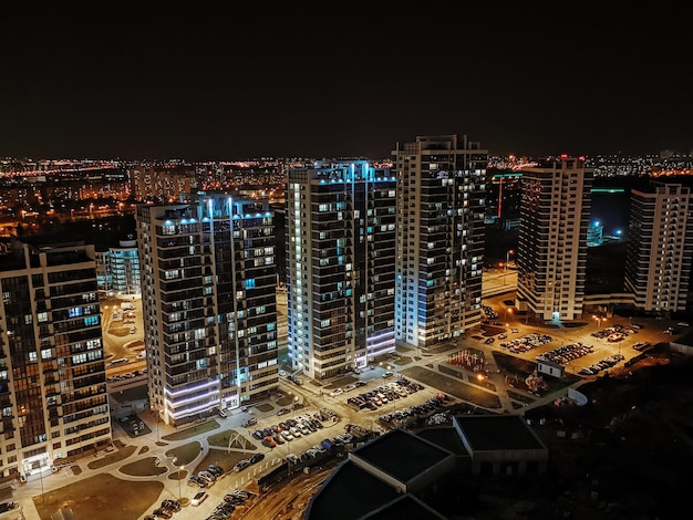 Panorama van Minsk 's nachts in het licht van stadslichten de hoofdstad van Wit-Rusland, een nieuwe experimentele wijk in het microdistrict van Minsk Mir