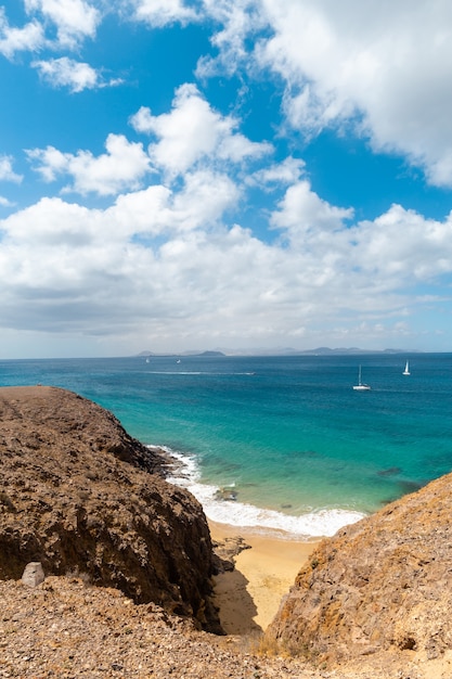 Panorama van mooi strand en tropische zee van Lanzarote. Kanaries