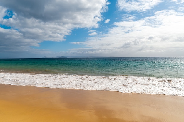 Panorama van mooi strand en tropische zee van Lanzarote