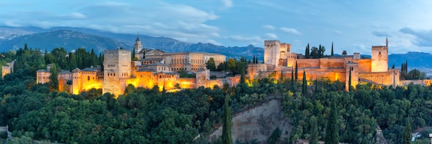 Panorama van moors paleis en fort complex alhambra met comares toren alcazaba palacios nazaries en paleis van karel v tijdens avond blauw uur in granada andalusië spanje