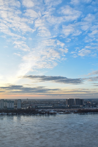 Panorama van Nizjni Novgorod bij zonsondergang