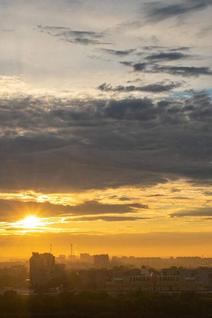 Panorama van nizjni novgorod bij zonsondergang