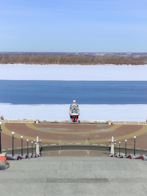 Panorama van Nizjni Novgorod op een heldere winterdag