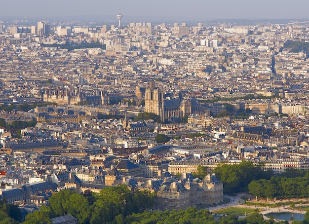 panorama van parijs bij zonsondergang vanaf het observatiedek van de montparnasse toren frankrijk